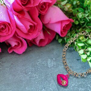 Pink Pearly Lips Bracelet